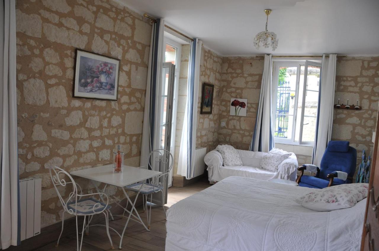 Petite Maison Des Roses - Gite 2 Personnes Brain-sur-Allonnes Esterno foto